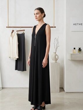 Sleeveless V-Neck Black Maxi jumpsuit with Zip Detail L
